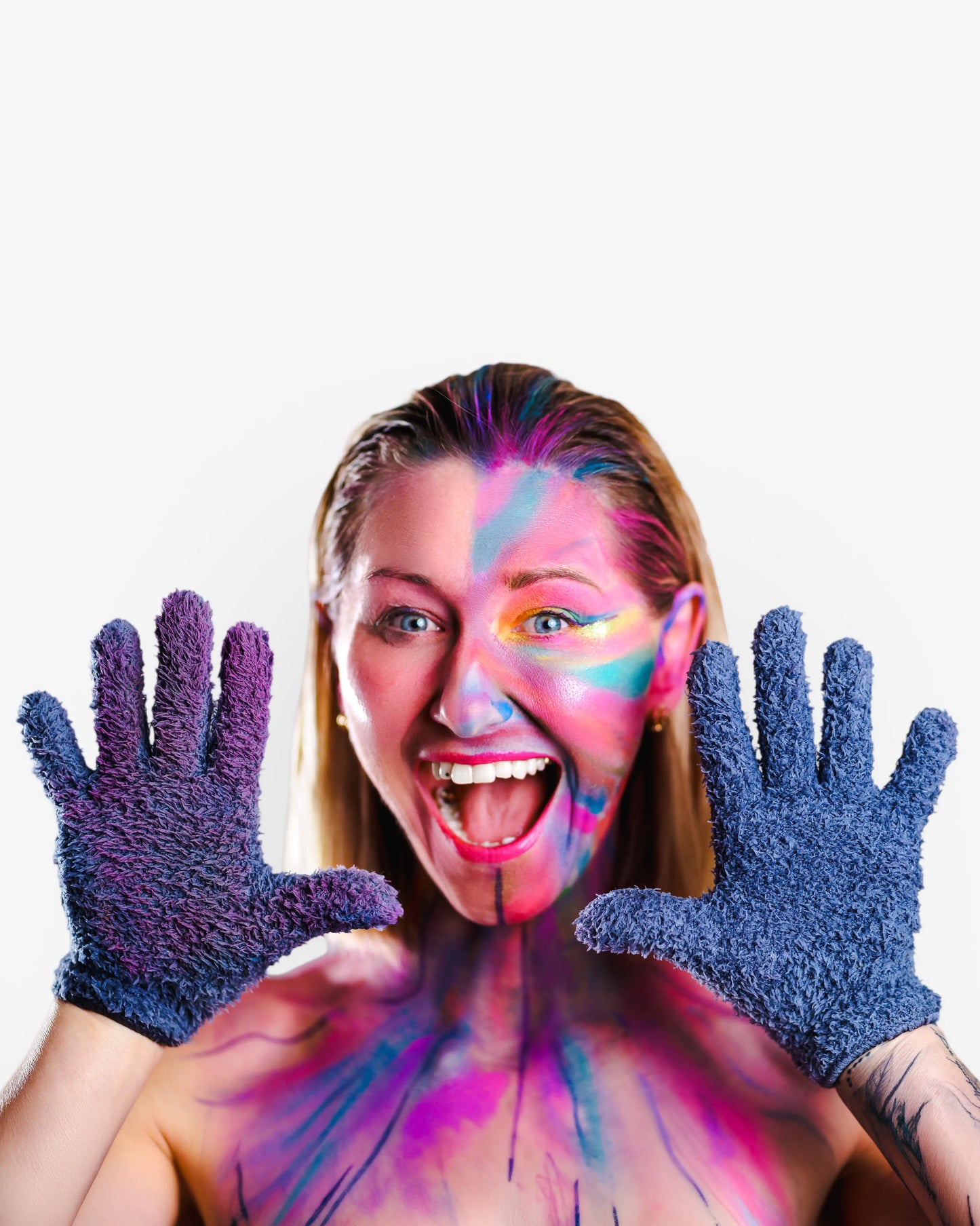 Bunte Schminke wird mit Abschminkhandschuhen sanft entfernt für saubere und gepflegte Haut