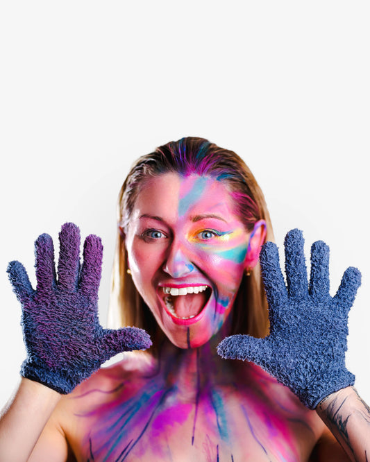 Bunte Schminke wird mit Abschminkhandschuhen sanft entfernt für saubere und gepflegte Haut