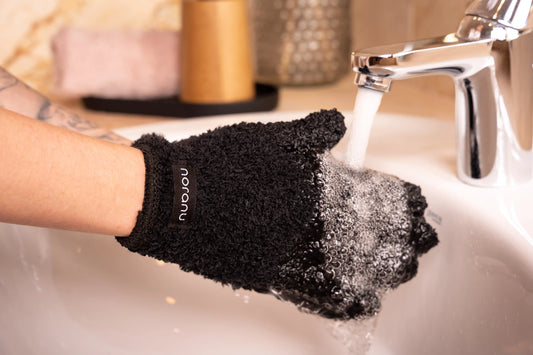 Abschminkhandschuhe wird mit Wasser befeuchtet - für nachhaltige Gesichtspflege