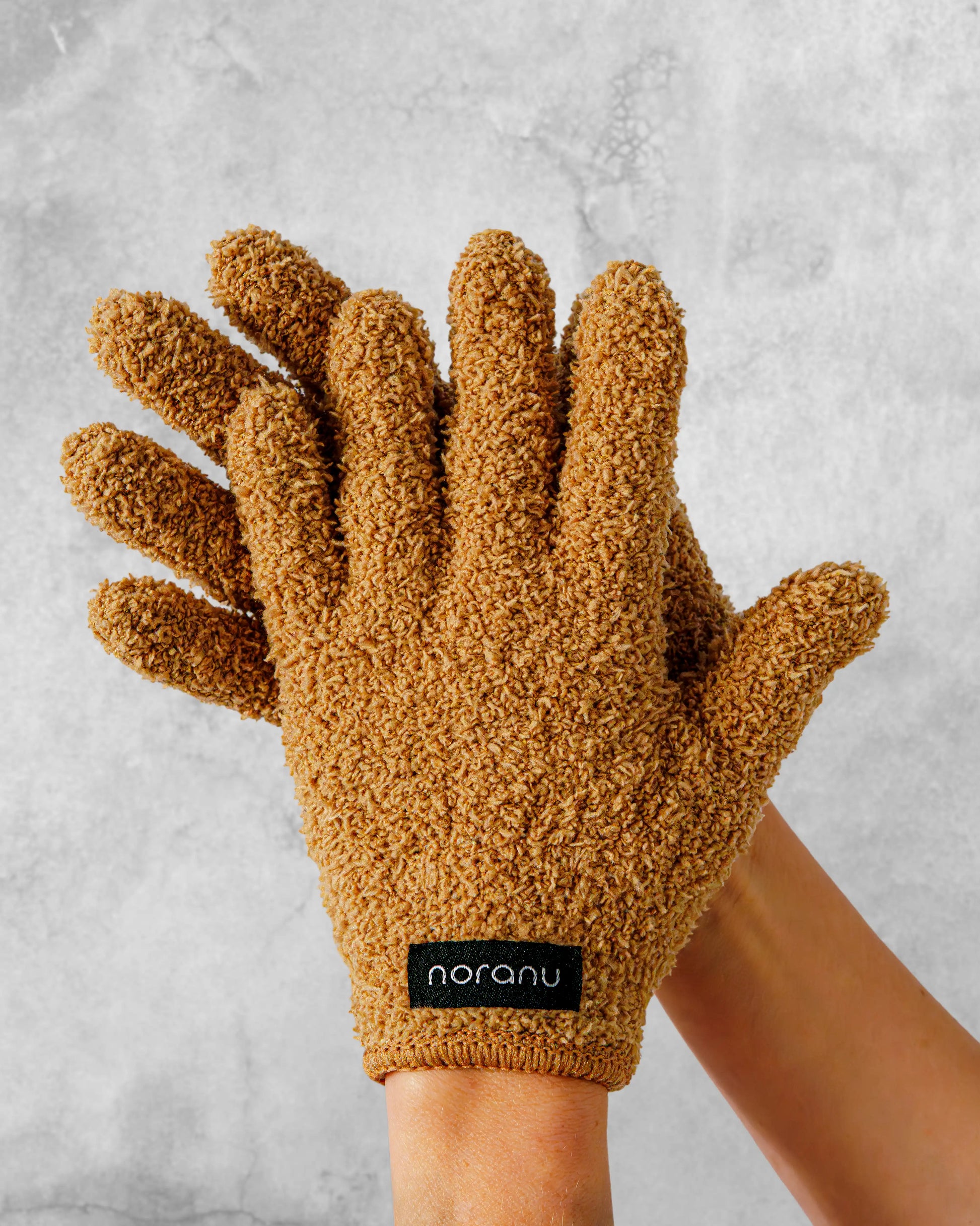 Brauner Abschminkhandschuh zur Make-up -Entfernung ohne Wattepads nur mit Wasser