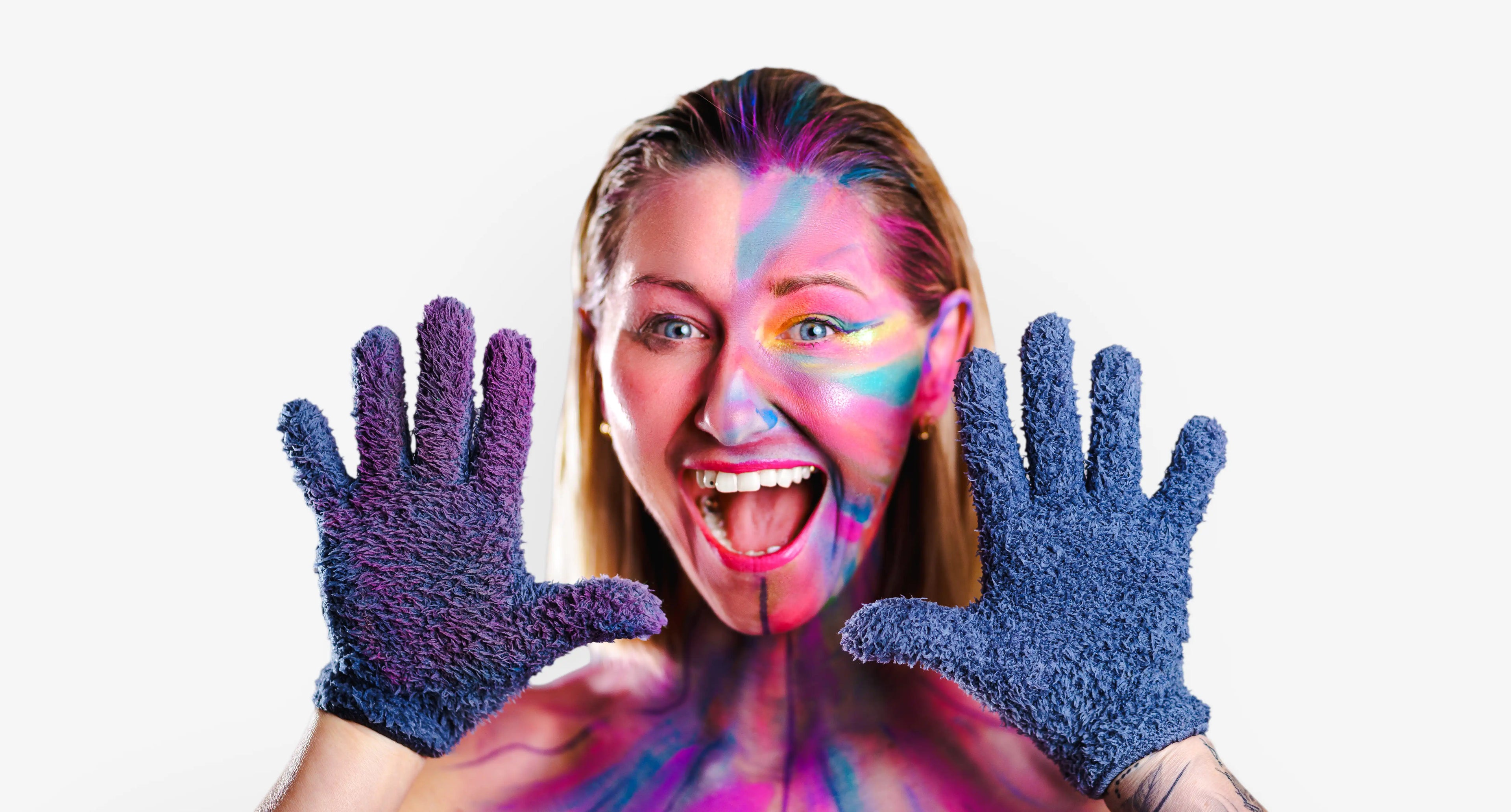 Make-up wird mit einem Abschminkhandschuh gründlich entfernt für saubere und gepflegt Haut. Vorher-Nachher Effekt